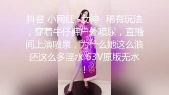 她在她的 cosplay 服装中方便地打开她的湿猫，以便进入您的公鸡。她穿着性感的衣服骑着你反复高潮。