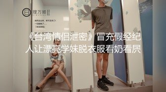 红发眼镜美女跪着满满享受这大鸡鸡