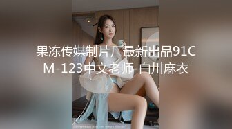 合租房门缝偷窥房东的女儿洗澡好像被她发现了赶紧溜