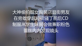 《母子乱伦》看见老妈的小骚逼我就舔了上去 太爽了老妈的逼一直都是特别多的水