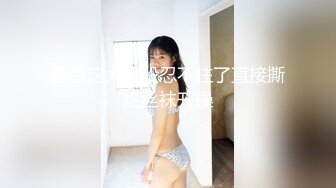 黑客破解家庭网络摄像头偷拍模特身材美女全身赤裸拿着新买的激光脱毛机给自己脱毛