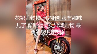 《极品CP魔手外购》美女如云商场全景逼脸同框偸拍数位都市气质小姐姐方便，惊现一线天粉嫩美鲍