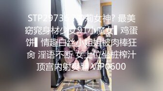 SPA养生馆男技师偷拍女客人特殊服务，光滑肥臀小少妇，大黑牛夹在双腿之间，特写精油按摩骚逼，拔屌按摩床上猛插