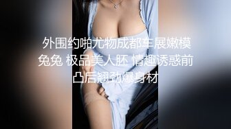 推婴儿车逛街的宝妈,弯腰给孩子整理衣服的时候胸部走光,还大一颗樱桃