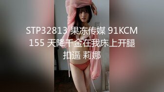 鞋店裏敞開雙腿光腳試鞋的美艷騷女,毫不在意肉絲內內走光,陰毛都看到了