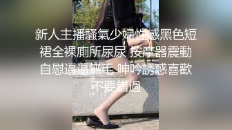 【新片速遞】  橙色T恤美女蹲姿撩人 充分展示干净肥美的鲍鱼