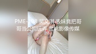 苏妲己姐妹眼镜大奶妹子两女一男双飞，摸奶口交高跟鞋椅子上骑坐两个妹子换着操