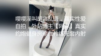 清纯系美少女新花样小板凳上骑坐，光滑美臀深插，爽的高潮喷水