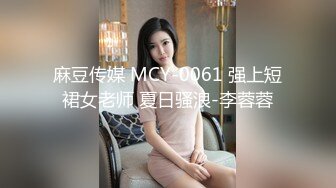 四个模特身材美女一起逛商场粉色短裙美女紧贴着超薄微透无痕内小内紧裹肉臀夹进臀缝前C凸显逼唇很是诱惑