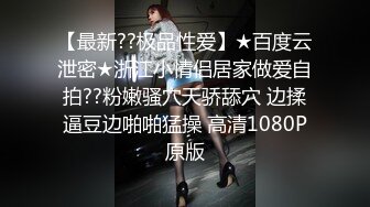 漂亮美少女内心躁动，参加的聚会淫荡