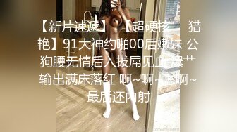 小哥实力玩逼，掰开骚穴特写展示给狼友看子宫G点，骚货露脸让小哥草嘴，道具爆菊花，逼里塞满芒果香蕉刺激