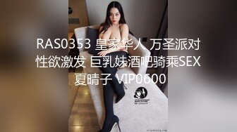 清纯的学生妹才20岁左右，没想到吃鸡如此熟练