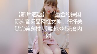 ❤️❤️儿子在厕所看片大飞机，被妈妈发现，帮忙解决生理需求，撩起裙子脱下丁字裤，扶屌插美臀