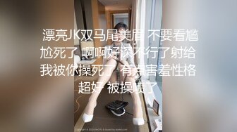 母狗忍不住用电动牙刷自慰，那就找人一起操