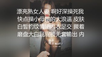 短发少妇露脸发骚，身材不错有点小才艺，揉奶玩逼道具抽插，跪在地上给狼友叫爸爸，学狗叫还给狼友磕头呢