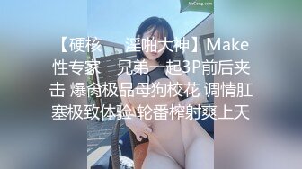 冒死偷拍年轻小夫妻一起洗澡 一边洗一边干