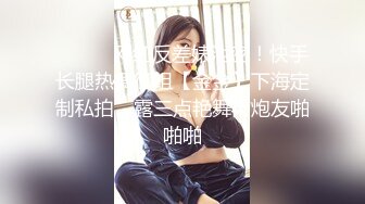 三男两女居家乱交Party,俩小母狗翘着蜜桃臀等待大J8的进入,场面疯狂,呻吟声不断