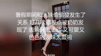 长得超像双胞胎姐妹花一起秀  吊带睡衣掏出奶子  振动棒摩擦逼逼  毛毛非常浓密  跪在沙发上 &a