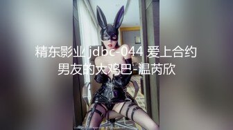 【新片速遞】  大眼美少妇露脸全裸自慰，阴毛很多，手指抠逼特写粉红穴表情很享受