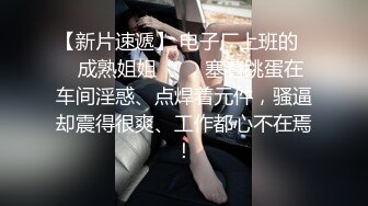 JK装02年双马尾萌妹，撩起裙子脱下内裤，这屁股太诱人了