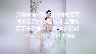 圆圆脸C罩杯短发新人美女，性感吊带小背心，拿出假屌磨蹭骚穴，骑坐抽插猛捅，菊花门口磨蹭，掏出大奶子很柔软