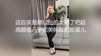 风韵犹存的少妇露脸跟眼镜小哥激情啪啪，给小哥把鸡巴舔硬，亲着小嘴玩着骚逼，无套抽插浪荡呻吟表情好骚