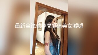  新流出民宿酒店偷拍 逼毛浓密性感苗条美女边看手机边自慰勾引男友来啪啪还没草就流白浆了