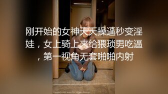  四个妞一起大秀直播，全程露脸丝袜诱惑，淫声荡语互动撩骚，吃奶玩逼道具抽插