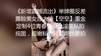 大型商场跟踪没穿内裤的短裙美女男的还时不时的把手伸进去摸一下