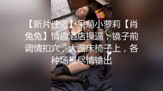  双飞肤白貌美大长腿无毛白虎逼高跟诱惑，两个骚女伺候一个大鸡巴