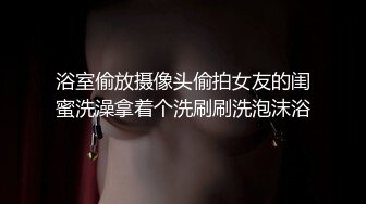 等了很久的美女服务员终于看到她的鲍鱼了