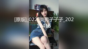 精灵古怪的小幺女，吃着鸡巴也那么多戏，'香香的，甜甜的，哈哈‘眼睛遛弯囫囵转，吃鸡巴那么滴开心！