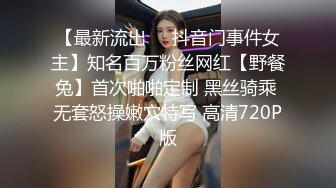 大神潜入大学女厕偷拍穿着粉色大T恤美女学姐的大黑鲍