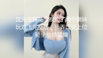 顶级美乳口罩小姐姐自慰诱惑，撩起小背心揉捏大白奶子，近距离特写小阴唇逼逼，手指拍打搞得很湿娇喘呻吟