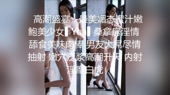 风骚少妇爱勾搭跟两个小哥玩3P，性欲旺盛扒光两个小哥一起吃鸡巴，边吃边撸前插后入揉奶子，把小哥伺候的好舒服