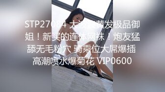 颜值不错的小少妇露脸镜头前卖骚，让大哥在一旁玩自己的骚逼