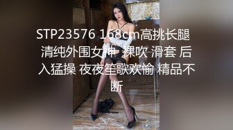 手上玩着游戏，下面玩着女人 002