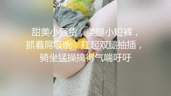 酒店操比，服务生敲门进入