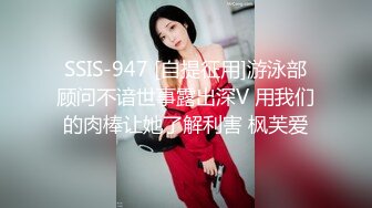 公交车上玩弄直男,直男为了不让女友发现,也不敢大声喝止 2_4