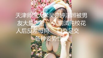 沙发上操皮裤蜜桃臀骚女，直接撕开皮裤，拨开骚丁玩逼