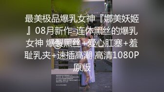 美容院偷拍年轻美女做逼逼脱毛手术，女技师往阴唇涂蜡疼得妹子嗷嗷叫