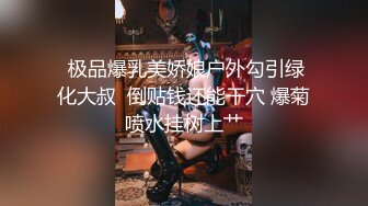 人妻双手撑在床上被男人不停的狂操着，老汉推车式