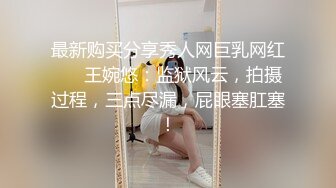 商场女厕近距离偷窥长裙美女 B里拉出一坨奇怪的玩意