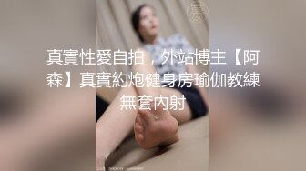 两个黑鬼玩弄中年少妇，两个大鸡巴一起插进逼里搅拌，后入干了骚逼干菊花，激情上位草出白浆