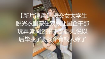 浴室里的小少妇让大哥后入爆草抽插，对着镜头浪叫呻吟表情好骚，口交大鸡巴到了床上各种爆草，红肚兜道具插逼