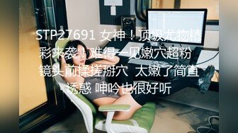 被大哥草服的小女人，全程露脸舔弄大鸡巴样子好骚，被大哥无套爆草，各种体位蹂躏抽插，射在肚子