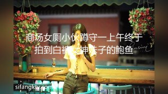 3P前后艹骚熟女，阿姨两个大叔强暴，按住偷口暴吞精！